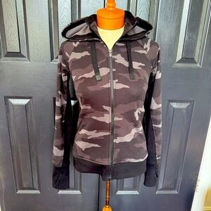 Women’s ATHLETA XS Triumph Printed Hoodie Sweatshirt Camo Workout Jacket